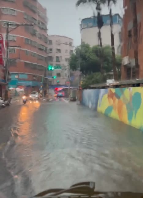 <strong>華新街整條路被雨水覆蓋。（圖／翻攝自「我是中和人」臉書社團）</strong>