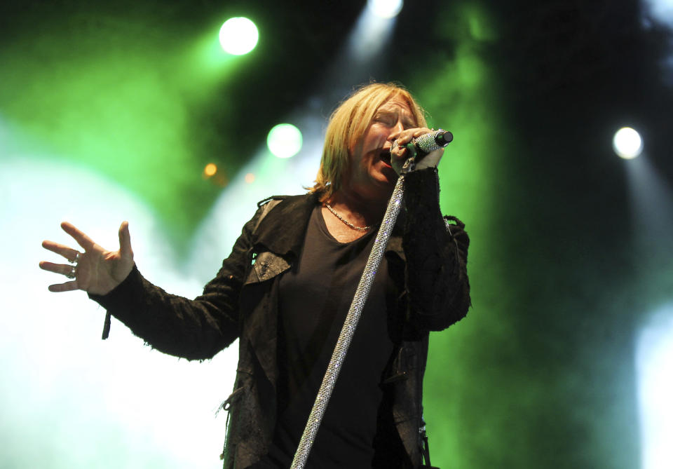 ARCHIVO - Joe Elliott durante su presentación con la banda Def Leppard en la fiesta tras el estreno de "Rock of Ages" en Los Angeles en una fotografía de archivo del 8 de junio de 2012. Janet Jackson será incorporada al Salón de la Fama del Rock. Stevie Nicks se unirá como solista y los más votados por los fans, Def Leppard, también fomarán parte del salón. Roxy Music, Radiohead, The Cure y The Zombies serán incorporados igualmente. (Foto Matt Sayles/Invision/AP, archivo)