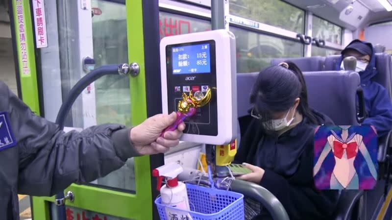 柯文哲也自爆，拿美少女戰士月光權杖悠遊卡搭公車。（圖／翻攝自柯文哲臉書影片）