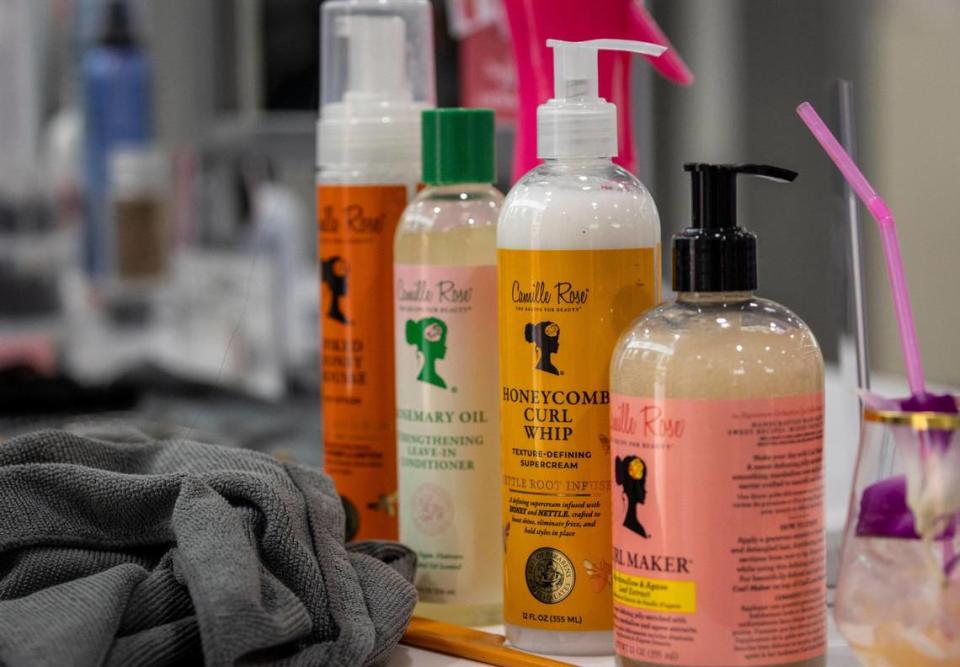 Alguns produtos de Camille Rose foram utilizados durante uma consulta dentro da loja Ulta Beauty em Miami.  Uma equipe da Camille Rose Beauty Products apresenta e orienta os clientes sobre sua linha de produtos de beleza na loja Ulta Beauty, 10001 Flagler St., Miami, na quarta-feira, 29 de novembro de 2023.