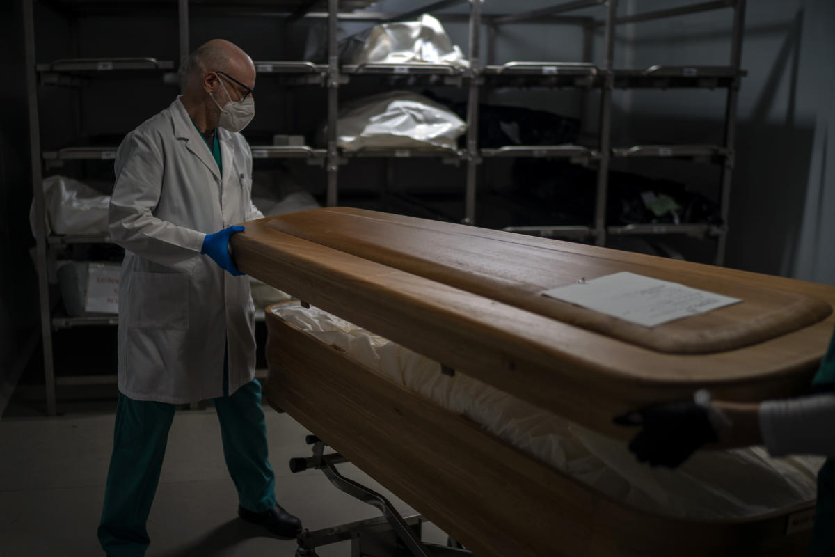 Trabajadores funerarios soportan un rastro de muerte diario