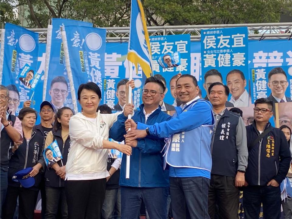 國民黨台中第五選區立委參選人黃健豪2日舉辦競選總部成立大會，國民黨總統參選人侯友宜、台中市長盧秀燕到場授旗。（馮惠宜攝）