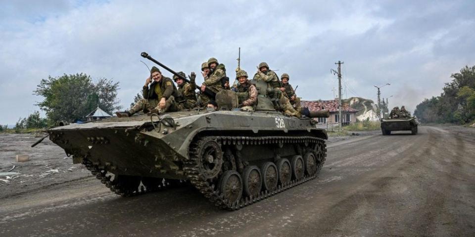 Several Ukrainian soldiers on a tank.
