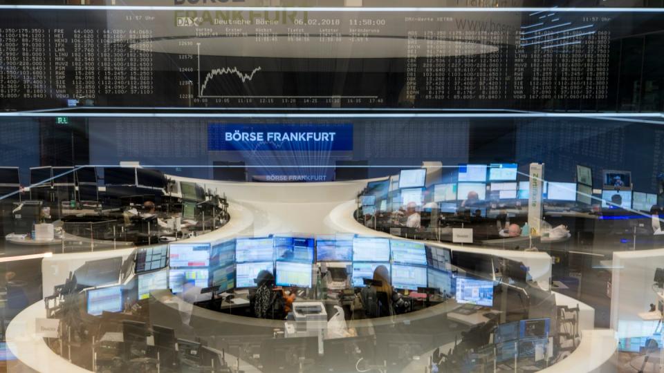 Frankfurt: Händler verfolgen auf ihren Monitoren im Handelssaal der Börse die Kursentwicklung. Foto: Boris Roessler