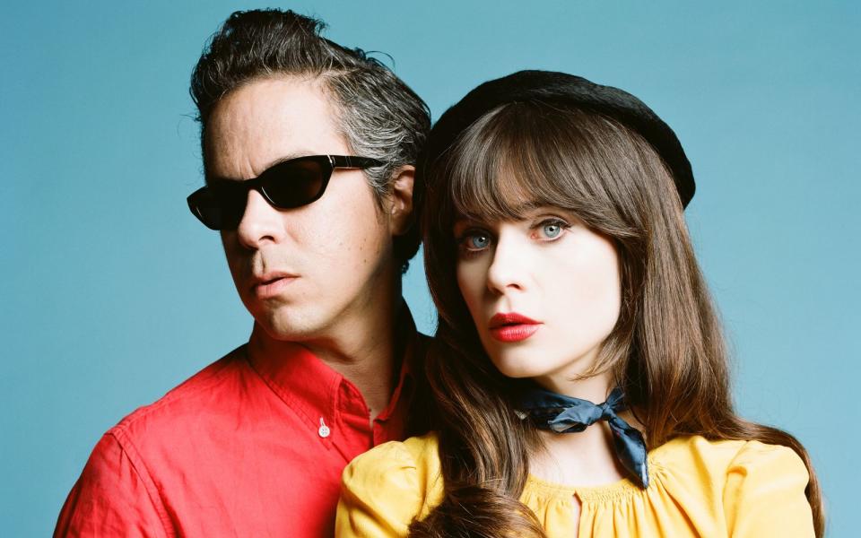 <p>Seither machen die beiden als She & Him gemeinsam Musik und veröffentlichen aller paar Jahre ein Album mit schönem 60er-Jahre-Bubblegum-Pop. Sogar zwei Weihnachtsalben hat das Duo schon herausgebracht. Allerdings ohne Deschanels "Weihnachtself"-Version von "Santa Claus Is Coming To Town". (Bild: Autumn DeWilde)</p> 