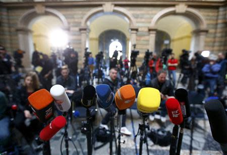 Media wait for the court spokesperson following the verdict in the tax evasion trial against Bayern Munich President Uli Hoeness at the regional court in Munich March 13, 2014. REUTERS/Michael Dalder