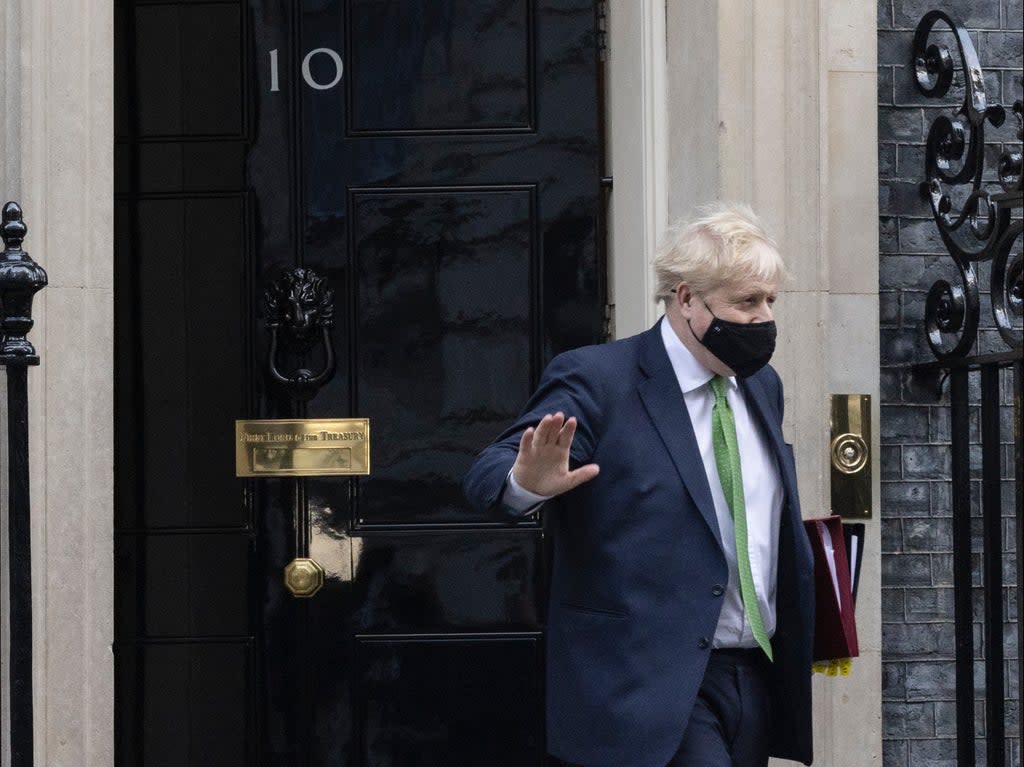 Boris Johnson se enfrenta a los parlamentarios en la Cámara de los Comunes a medida que aumenta la especulación sobre un voto de desconfianza en su liderazgo (Getty Images)