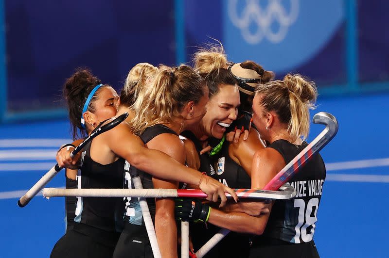 Foto del miércoles de Noel Barrionuevo celebrando con sus compañeras uno de los goles de la victoria de Argentina ante India.