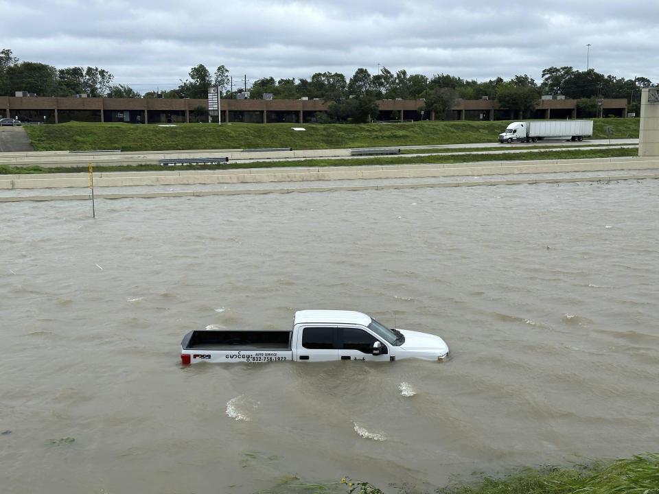 Una camioneta varada en una carretera inundada, el lunes 8 de julio de 2024, en Houston. (AP Foto/Juan A. Lozano)