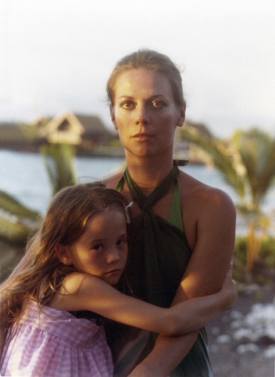 En esta foto difundida por HBO, la actriz Natalie Wood con su hija Natasha Gregson Wagner en Hawái en 1978 en una imagen del documental "Natalie Wood: What Remains Behind" que se estrena el martes 5 de mayo del 2020. (HBO vía AP)