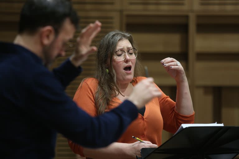 El director musical Léo Warynski y la soprano Carla Filipcic-Holm, durante el ensayo de Einstein On The Beach, en el Teatro Colón