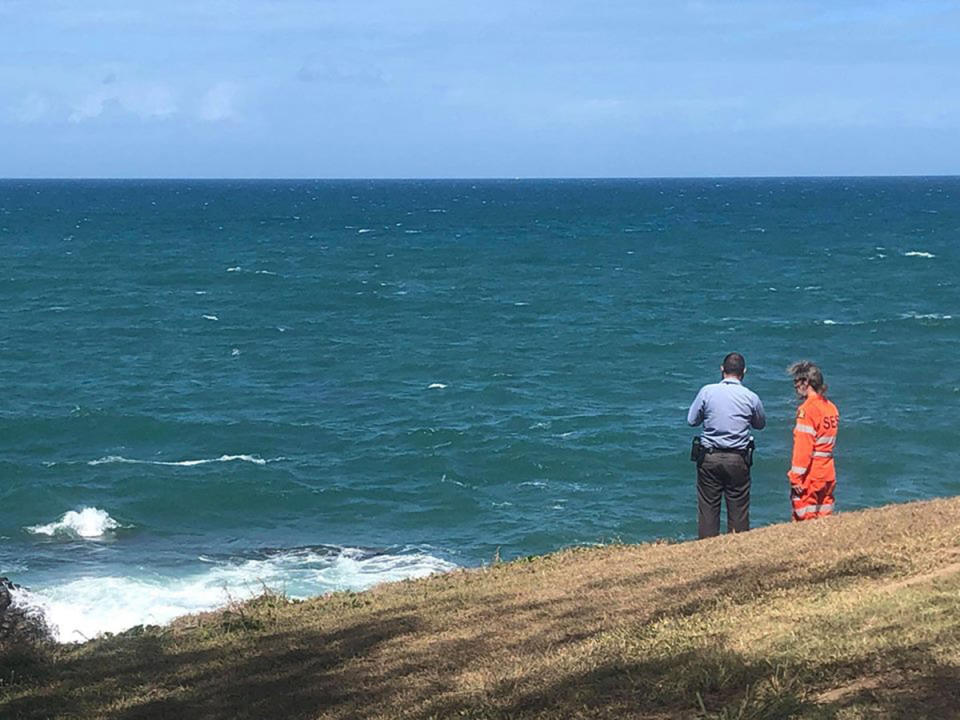 Police and SES volunteers are searching the coastline at Elliott Heads following the discovery of two suspicious packages at Bundaberg beaches. Source: @7NewsWideBay/ Twitter