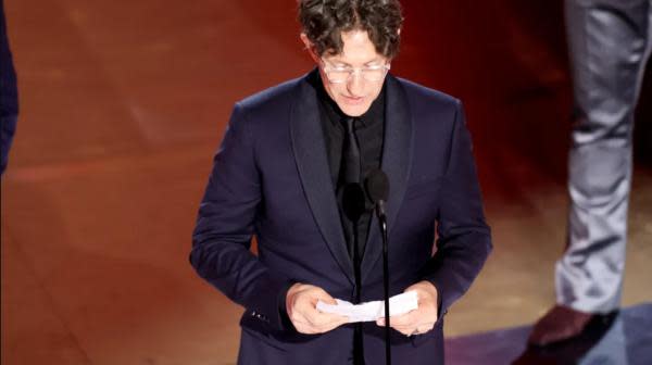 Jonathan Glazer dando su discurso de aceptación en los Oscars 2024 (Imagen: Variety)