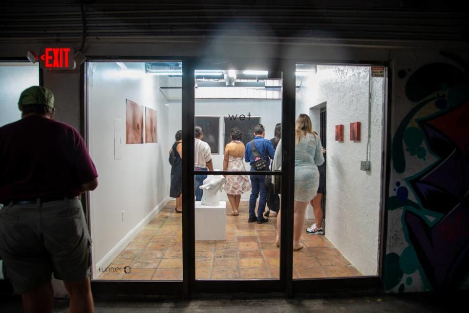 Los invitados asistieron a una exposición de arte en Tunnel, un colectivo artístico de La Pequeña Habana.