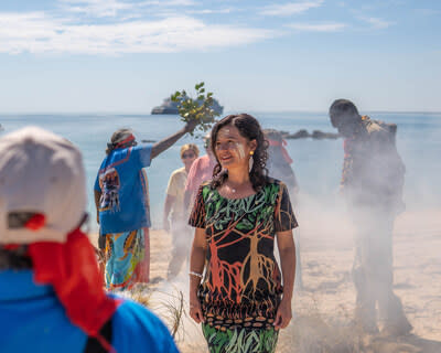 Seabourn President Natalya Leahy took part in a remarkable Wunambal Gaambera welcome and
smoking ceremony, “jimɨrri.”