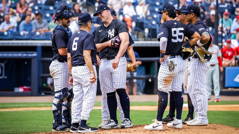 羅登（Carlos Rodon）熱身賽先發5.2局無安打，上場換投的是托瑞（Joe Torre）。（圖／翻攝自洋基推特）