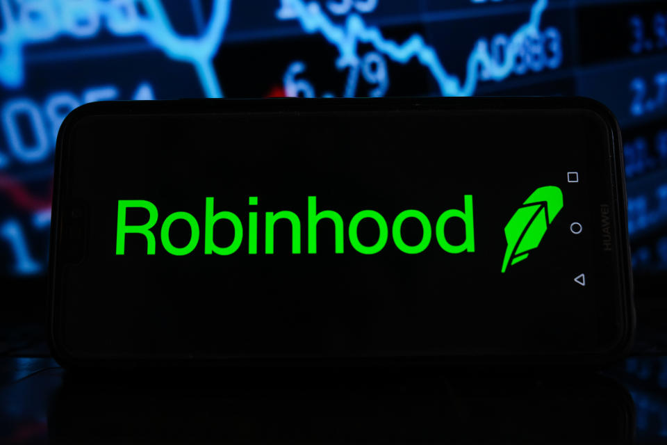 零佣金交易程式Robinhood回應了億萬富翁兼投資傳奇人物巴菲特和芒格於上周六的評論，稱二人「侮辱了新一代」投資者「以新方式做事」。「如果說去年對我們有甚麼啟發，那就是人們厭倦了巴菲特和芒格的世界，好像他們是唯一的投資神諭。而在Robinhood，我們不會坐視他們詆毀普通人掌控自己的財務生活，」Robinhood發言人周一在一篇網誌寫道。（資料圖片：Getty Images）