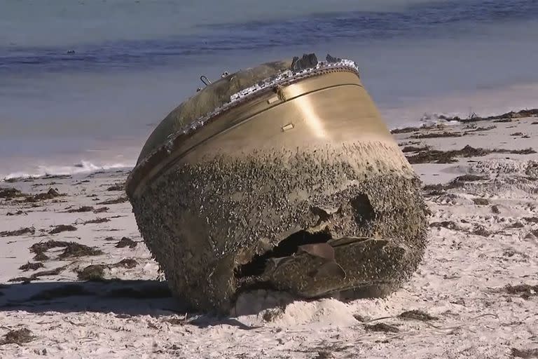 En esta imagen tomada de un video, vista de un objeto cilíndrico en una playa en Green Head, Australia, el 17 de julio de 2023. (CHANNEL 9 vía AP)