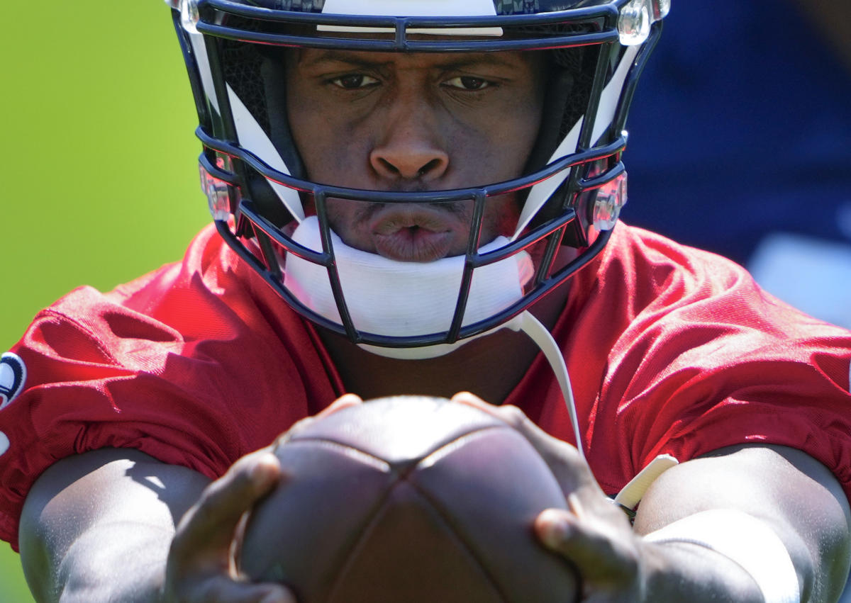 Seattle Seahawks quarterback Geno Smith (7) runs the ball during the NFL  football team's training camp, Thursday, July 27, 2023, in Renton, Wash.  (AP Photo/Lindsey Wasson Stock Photo - Alamy