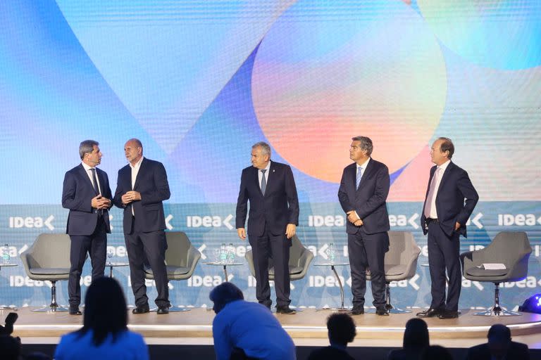 El panel de gobernadores en el Coloquio de IDEA: Sergio Uñac (San Juan), Omar Perotti (Santa Fe), Gerardo Morales (Jujuy), Jorge Capitanich (Chaco) y Gustavo Bordet (Entre Ríos)