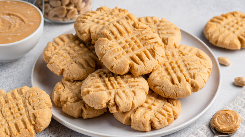 Plate of peanut butter cookies 