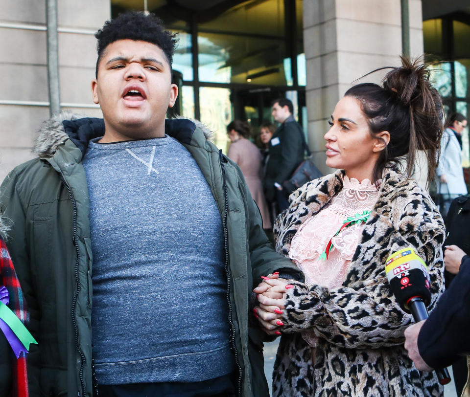 Katie Price deja Portcullis House, con su madre Amy y su hijo Harvey, después de dirigirse a un subcomité parlamentario sobre el odio en línea con: Katie Price, Jordan, Harvey Price Donde: Londres, Reino Unido cuando: El 06 de febrero de 2018 Crédito: WENN. com