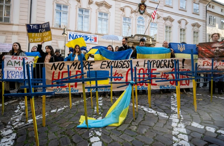 Manifestation pour exiger davantage d'aide à l'Ukraine devant l'ambassade des États-Unis à Prague, le 17 avril 2024 en République tchèque (Michal Cizek)