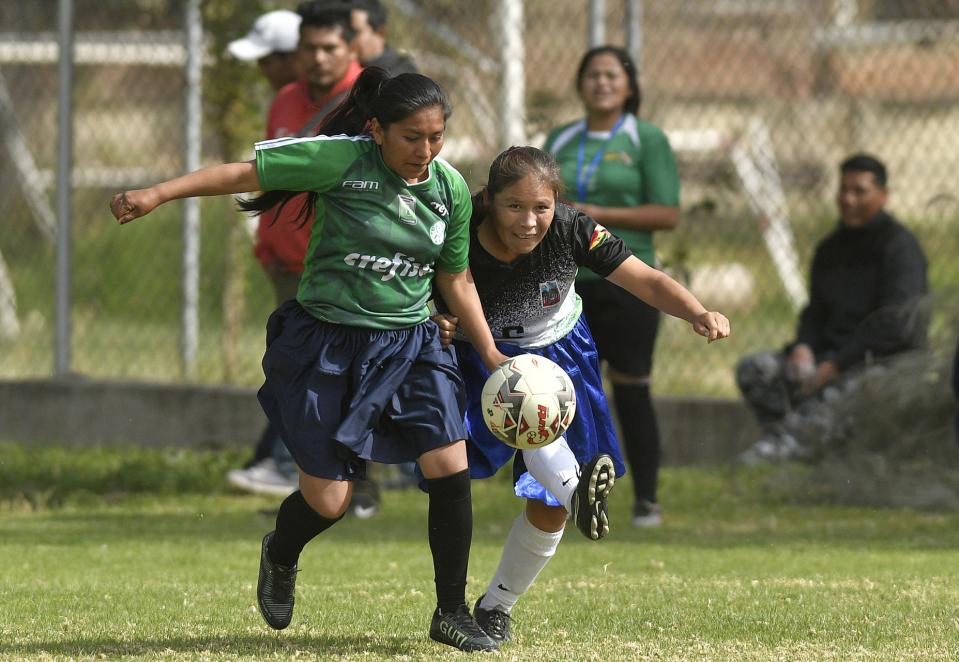 Mujeres indígenas de todo el departamento boliviano de Cochabamba dejaron por unos días su trabajo en el campo para atarse los botines, ponerse sus polleras y las camisetas de sus equipos y demostrar sus habilidades futbolísticas. (EFE)