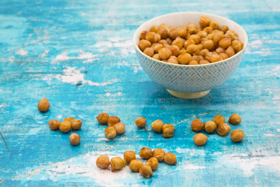 Kichererbsen sind gesünder als Kartoffelchips und mindestens genauso lecker (Bild: Getty Images)