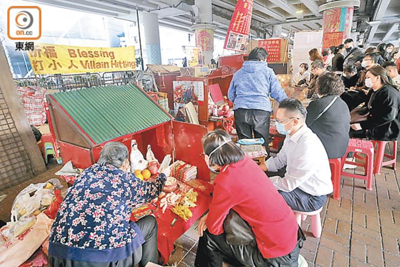 鵝頸橋底人頭湧湧。（李志湧攝）