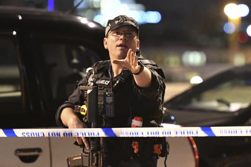 英國首都倫敦3日再度發生恐怖攻擊，造成多人死傷，警方緊急趕到現場處理。（AP）