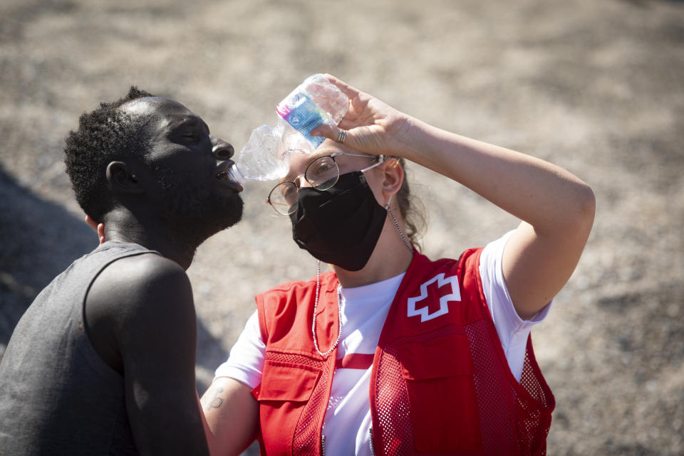 Lo que no se vio del momento viral de la Cruz Roja en Ceuta