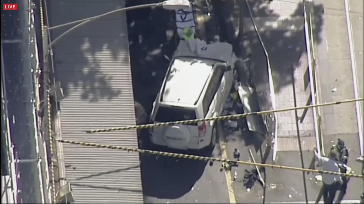 Ein weißer SUV fuhr in Melbourne zahlreiche Passanten um, ehe er gestoppt werden konnte. (Australian Broadcast Corp. via AP)