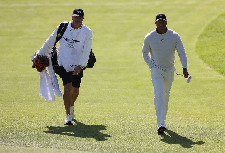 Una de las novedades: Tiger Woods con su nuevo caddie, Lance Bennett