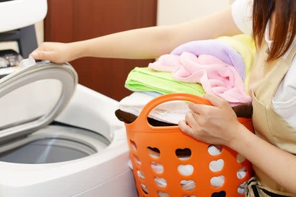 ▲許多人在洗衣服時，洗衣精的用量都是憑感覺倒入，但這樣可能會造成洗劑殘留的問題，久而久之恐怕會影響健康。（示意圖／取自photoAC）