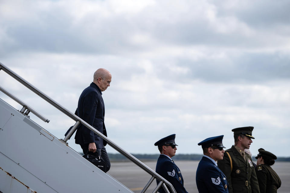 El magnate del cine Jeffrey Katzenberg, quien también pertenece al círculo cercano de Biden y ha colaborado con el actor George Clooney en actividades filantrópicas desde hace décadas, sale del Air Force One en Burlington, Nueva Jersey, el 29 de junio de 2024. (Haiyun Jiang/The New York Times)