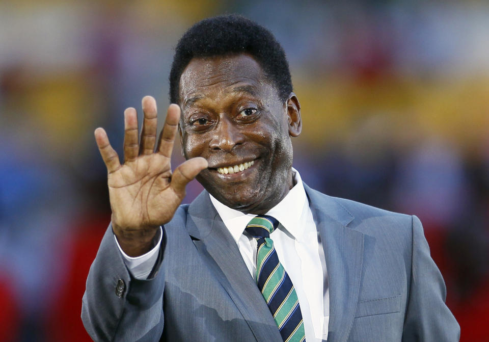 ARCHIVO - Pelé saluda antes de un partido de la Copa Africana de Naciones entre Costa de Marfil y Gambia en Libreville, Gabón, el 12 de febrero de 2012 (AP Foto/Francois Mori, archivo)