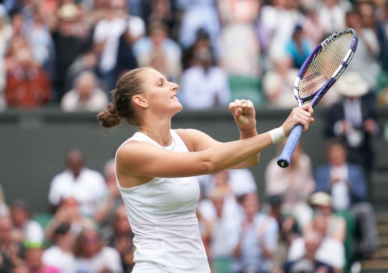 La tenista checa Karolina Pliskova celebra tras vencer a la bielorrusa Aryna Sabalenka en las semifinales de Wimbledon, en el All England Lawn Tennis and Croquet Club, Londres, Inglaterra