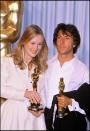 <p>Im weißen Kleid mit kurz geschnittener weißer Jacke, beim Herzeigen des Oskars für beste Nebendarstellerin mit „Kramer gegen Kramer“-Co-Star Dustin Hoffman. <i>(Foto von Bertrand Rindoff Petroff/Getty Images)</i></p>