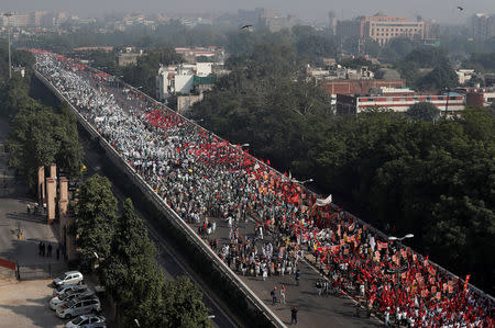 Farmers march towards the parliament house during a rally to protest soaring farm operating costs and plunging prices of their produce, in New Delhi, November 30, 2018. REUTERS/Adnan Abidi