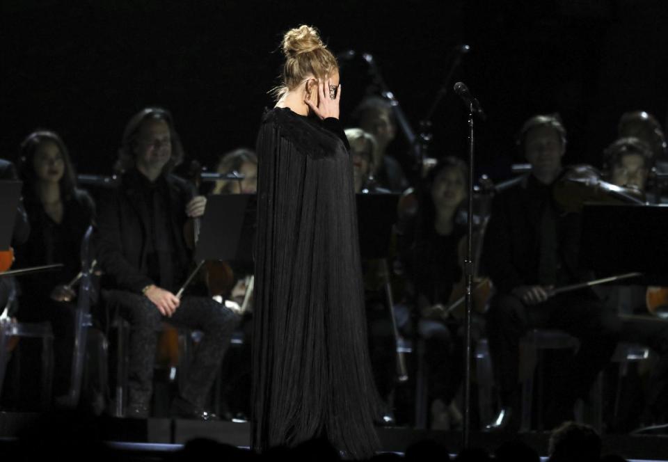 Adele reacciona antes de volver a comenzar su homenaje a George Michael en la ceremonia de los premios Grammy, el domingo 12 de febrero del 2017 en Los Angeles. (Foto por Matt Sayles/Invision/AP)