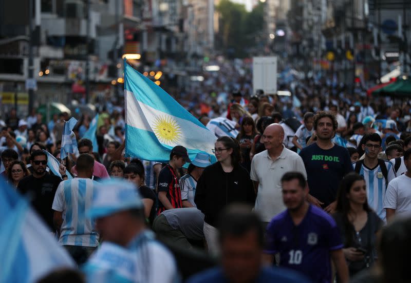 Simpatizantes de Argentina celebran el pase a cuartos de final de la selección de fútbol en el Mundial de Qatar