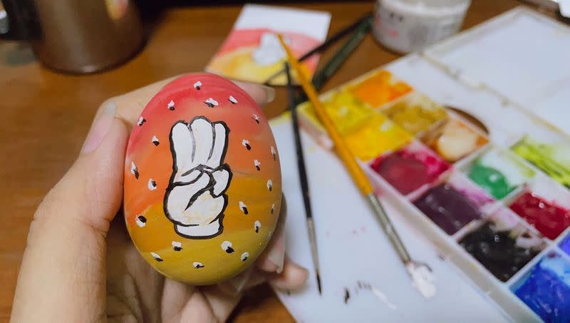 Un huevo de Pascua pintado con un saludo de tres dedos, como parte de una campaña de protesta contra el gobierno militar