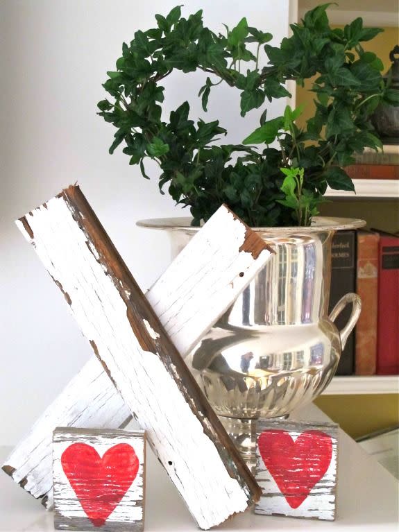 Wooden Kiss Valentine Decor