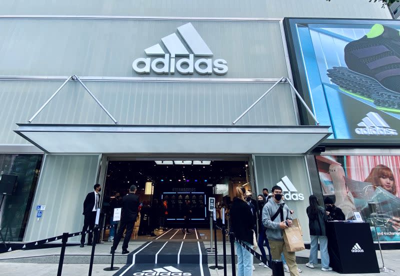 ▲adidas愛迪達快閃折扣今開跑，門市「買二送一」、官網「3件66折」。（圖／記者蕭涵云攝）