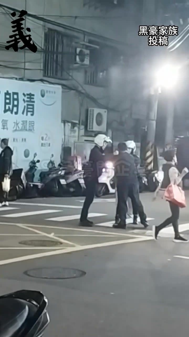 警方制止衝突。（圖／翻攝畫面）