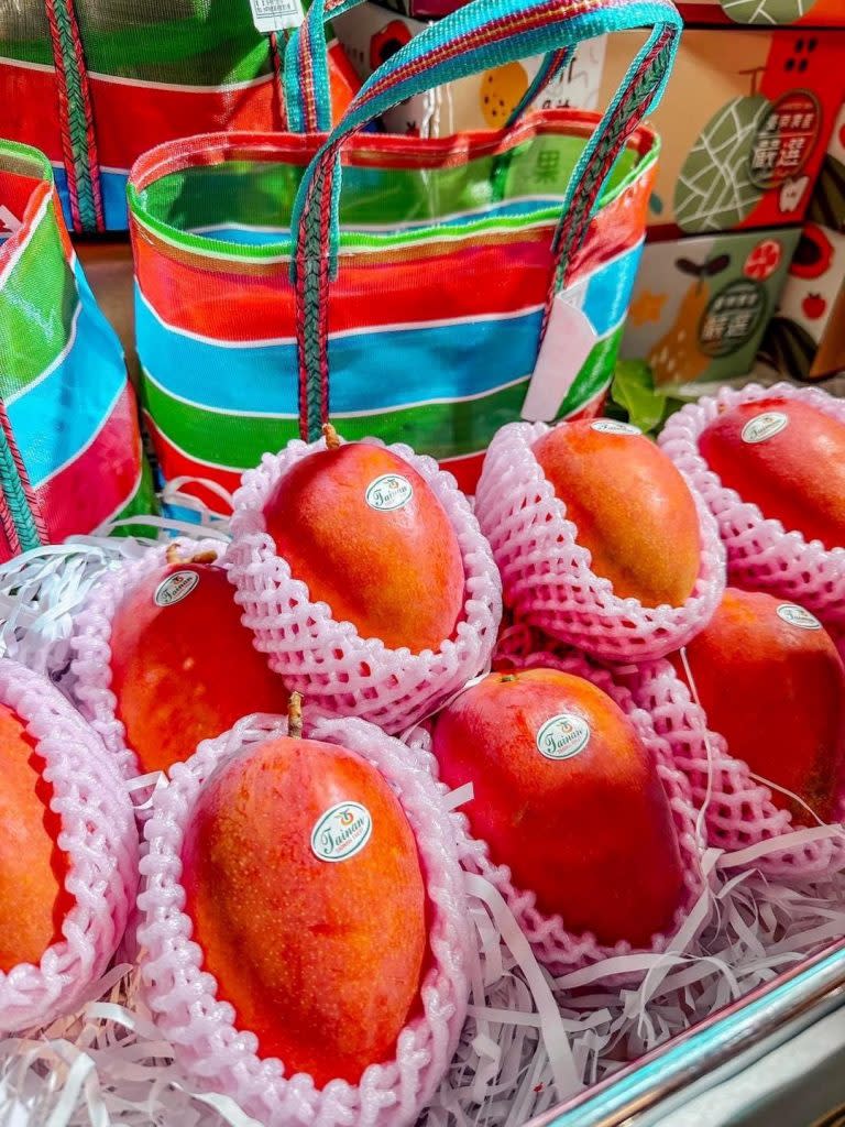 台南市農產運銷公司推出限定版最台灣味的茄芷袋裝芒果組。（農業局提供）