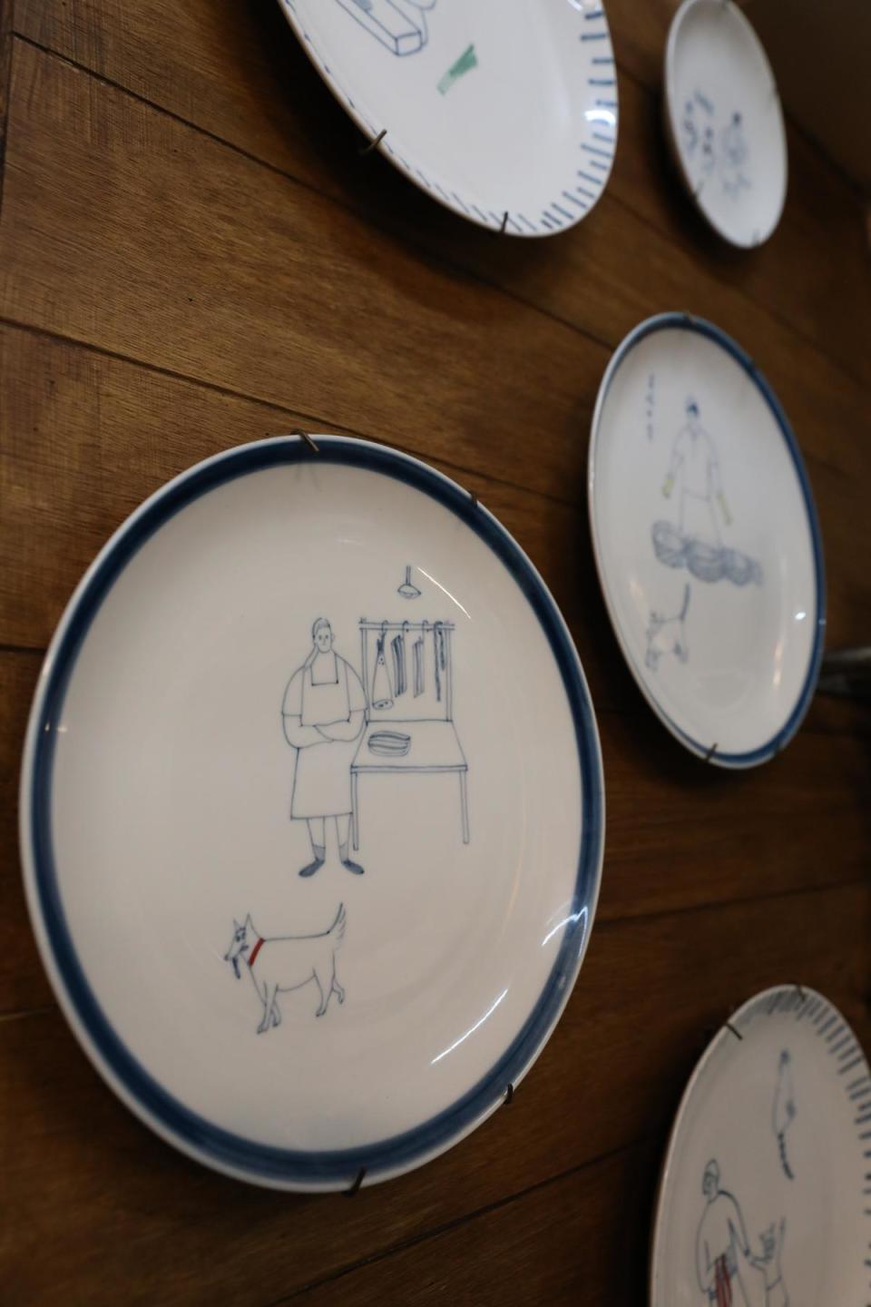 小魚設計的餐盤，盤底塗鴉市場風景。（680元／個）