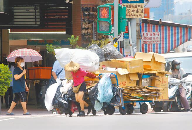 我國民間消費表現不如預期，台經院昨公布最新經濟預測值，下修今年經濟成長率（GDP）至3.81％。（本報資料照片）