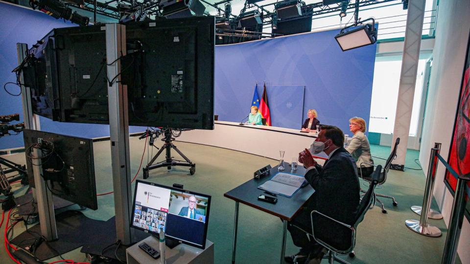 Bundeskanzlerin Angela Merkel (hinten M) bei  der virtuellen Übergabe des Abschlussberichts der Regierungskommission zur Zukunft der Landwirtschaft.